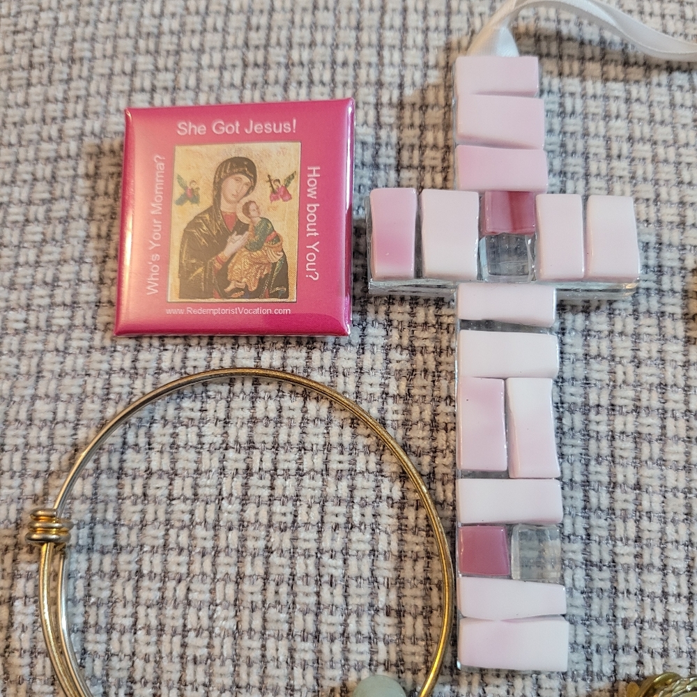 Religius Cristal cross, pins, and more. - Picture 6 of 9